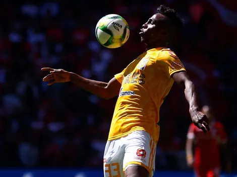 Julián Quiñones, muy relajado con su mujer tras el gol de su hermano