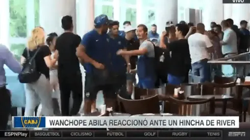Un hincha de River intentó trollear al plantel de Boca y Wanchope Ábila le dio un correctivo en la cara