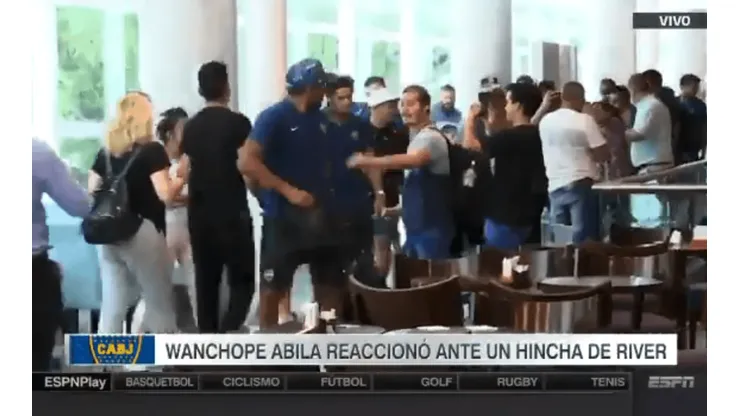 Un hincha de River intentó trollear al plantel de Boca y Wanchope Ábila le dio un correctivo en la cara