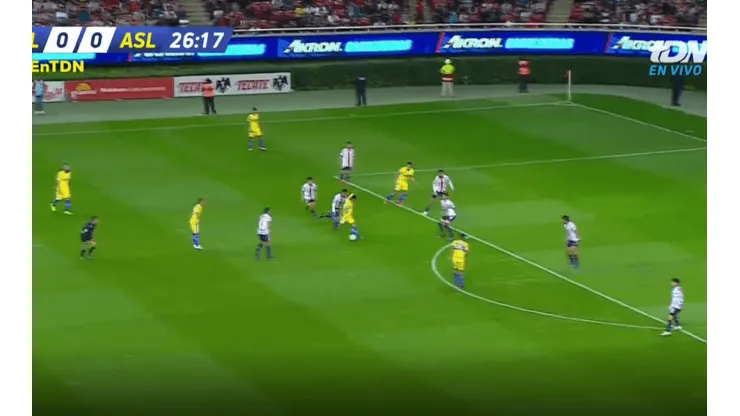 De ahí remató el volante para el primero de su equipo.