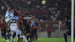 La pelota se metió en el arco de Campaña luego del tumulto.