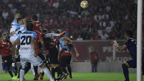 La pelota se metió en el arco de Campaña luego del tumulto.