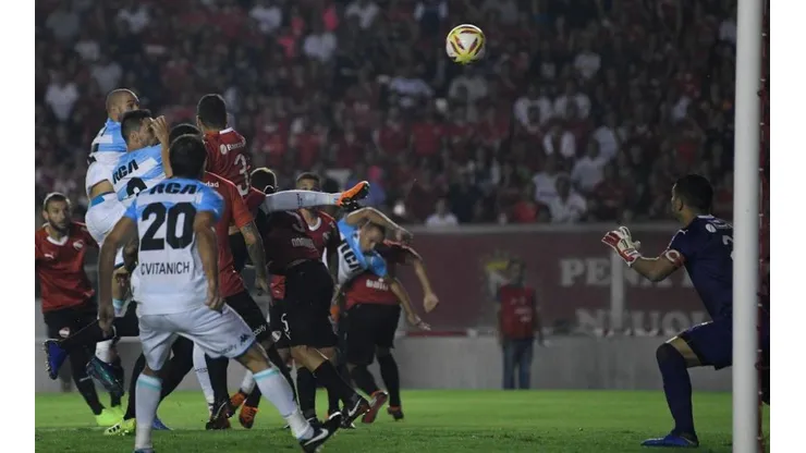 La pelota se metió en el arco de Campaña luego del tumulto.