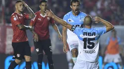 Autor y coautor festejan el 2 a 1 de Racing.