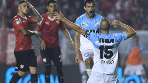 Autor y coautor festejan el 2 a 1 de Racing.