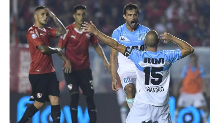 Autor y coautor festejan el 2 a 1 de Racing.