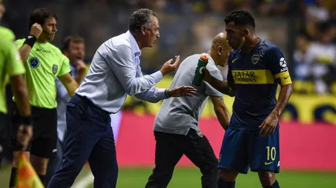 EL DT Y EL LÍDER. Gustavo Alfaro le da indicaciones a Carlos Tevez en La Bombonera (Foto: Getty).