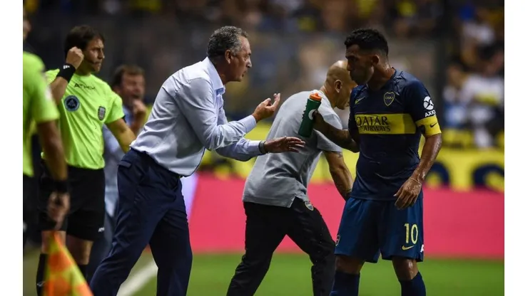 EL DT Y EL LÍDER. Gustavo Alfaro le da indicaciones a Carlos Tevez en La Bombonera (Foto: Getty).