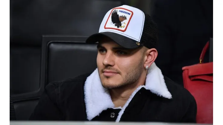 AFUERA. Mauro Icardi en el palco de San Siro en la victoria del Inter por Europa League (Foto: Getty).