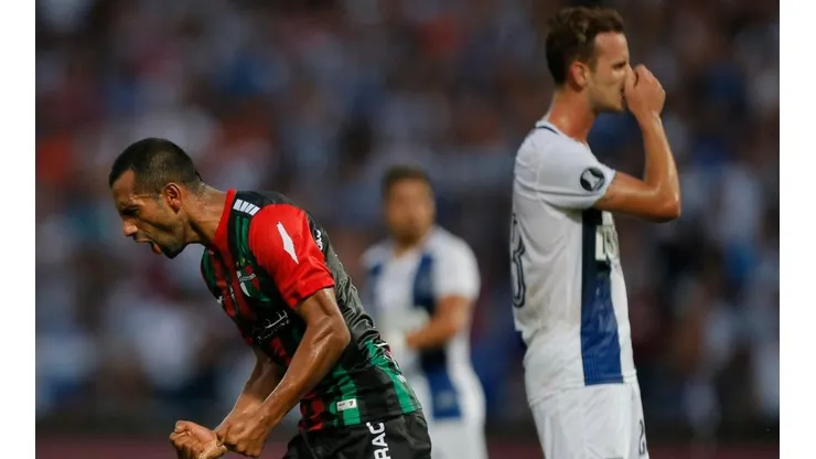 Cortés festeja su gol ante la desazón de Pochettino.