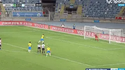 Un canchero: Lincoln pateó el penal más lento de la historia y Roffo casi se lo ataja