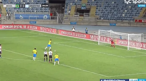 Un canchero: Lincoln pateó el penal más lento de la historia y Roffo casi se lo ataja