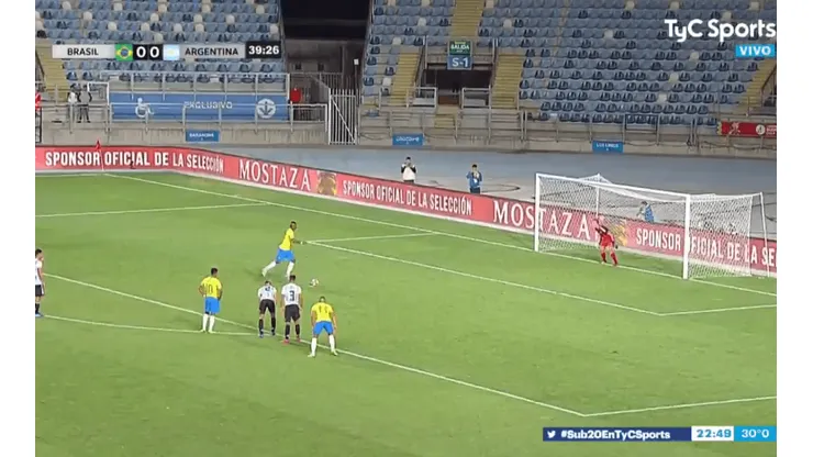 Un canchero: Lincoln pateó el penal más lento de la historia y Roffo casi se lo ataja