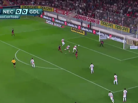 Ventura Alvarado, solo en el área, cabeceó para su propio arco y le dio el primer gol a Chivas