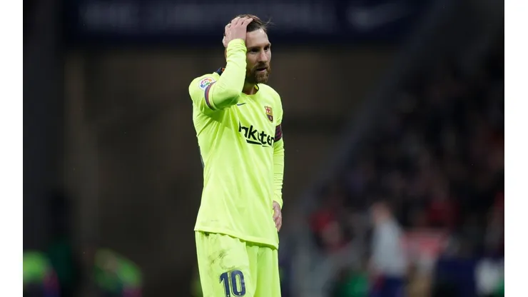 Muy curiosa: la camiseta blanca con una cruz roja que Barcelona no sacará a la luz