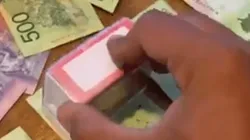 Está loco: un hincha de River se hizo un sello para cargar a Boca y se filmó poniéndoselo a billetes de $500