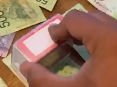 Está loco: un hincha de River se hizo un sello para cargar a Boca y se filmó poniéndoselo a billetes de $500