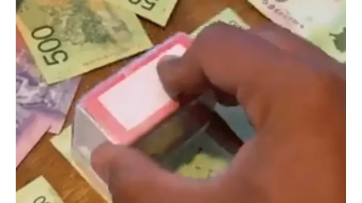 Está loco: un hincha de River se hizo un sello para cargar a Boca y se filmó poniéndoselo a billetes de $500