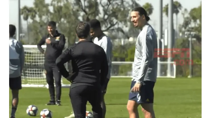 Guillermo le mostró a Zlatan Ibrahimovic cómo se le pega a un tiro libre