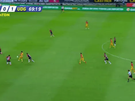 Rodeado de defensores del Atlas, Ayala se las ingenió para poner el segundo de Leones Negros