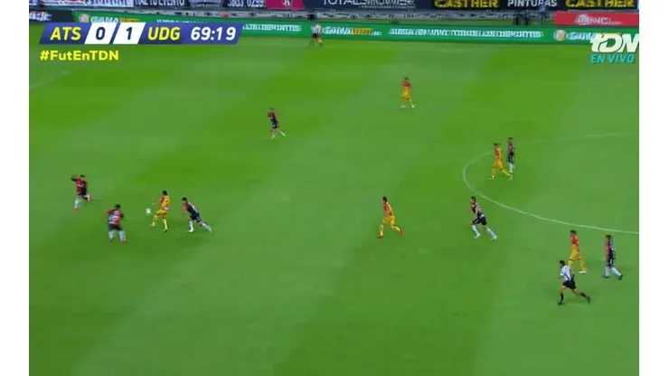 Rodeado de defensores del Atlas, Ayala se las ingenió para poner el segundo de Leones Negros