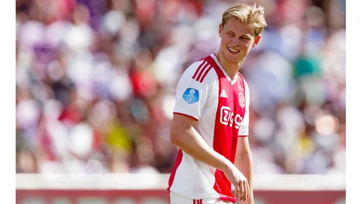 Barcelona viaja a cerrar hoy el fichaje multimillonario de De Jong