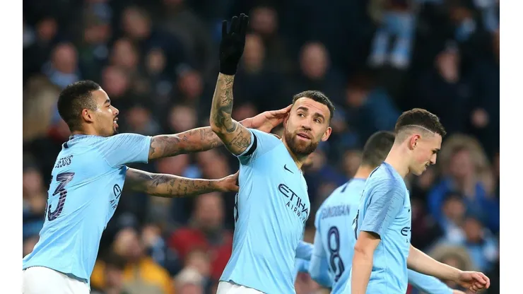 Guardiola aseguró que Otamendi no es feliz en el City y le dejó un mensaje para que cambie su actitud