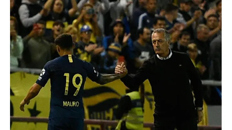 Alfaro junto a Mauro Zárate.