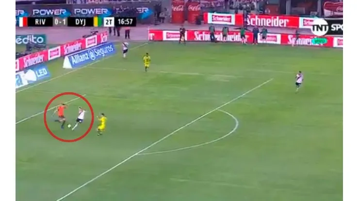 Armani y Martinez Quarta, cerca de mandarse una macana.