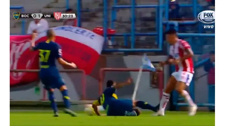 Patadón de Tévez.
