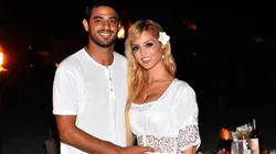 La esposa de Carlos Vela podría ser vital para su llegada al Barcelona