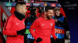 Alba y Messi se ríen antes de ingresar al campo de juego.
