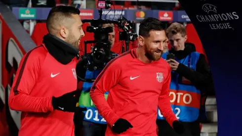 Alba y Messi se ríen antes de ingresar al campo de juego.