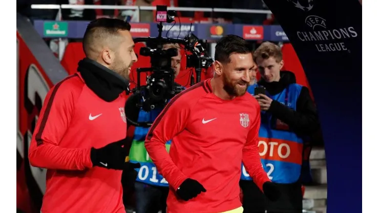 Alba y Messi se ríen antes de ingresar al campo de juego.