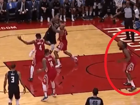 Giannis Antetokounmpo le pega un balonazo en la cara a Harden y los Bucks anotan un triple