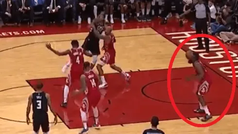 Giannis Antetokounmpo le pega un balonazo en la cara a Harden y los Bucks anotan un triple