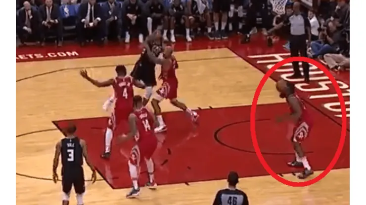 Giannis Antetokounmpo le pega un balonazo en la cara a Harden y los Bucks anotan un triple