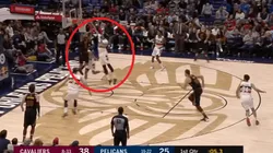 Anthony Davis bloquea dos tiros en la misma jugada