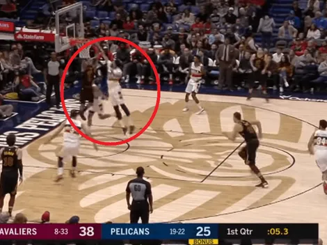 Anthony Davis bloquea dos tiros en la misma jugada