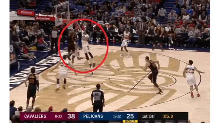 Anthony Davis bloquea dos tiros en la misma jugada