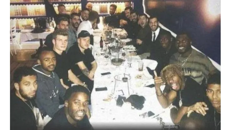 Polémica: investigan un jugador de la Premier League por un supuesto saludo nazi en una foto