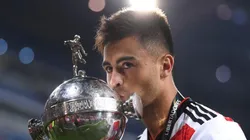 BESO DE CAMPEÓN. Gonzalo Martínez se despidió de River con la Copa Libertadores bajo el brazo (Foto: Getty).
