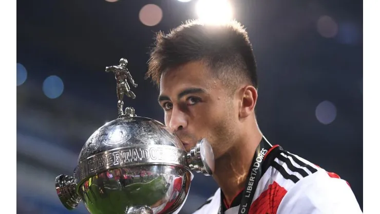 BESO DE CAMPEÓN. Gonzalo Martínez se despidió de River con la Copa Libertadores bajo el brazo (Foto: Getty).
