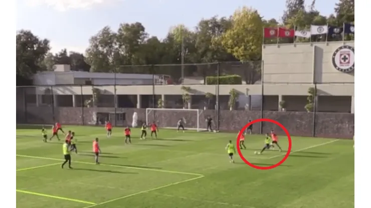 Golazo de Méndez en el entrenamiento.