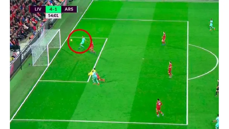Aubameyang la tiró por encima del travesaño.