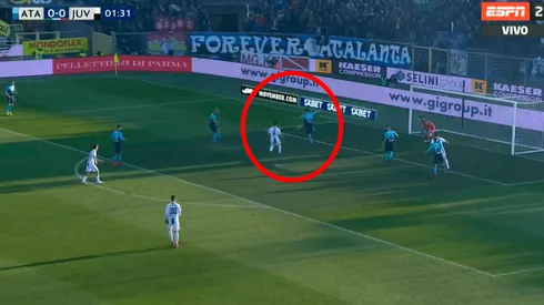 ¡Y le echó la culpa al suelo!: El insólito gol en contra que puso en ventaja a la Juventus