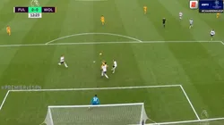 Bendito Raúl Jiménez: casi marca un golazo de chilena con Wolves