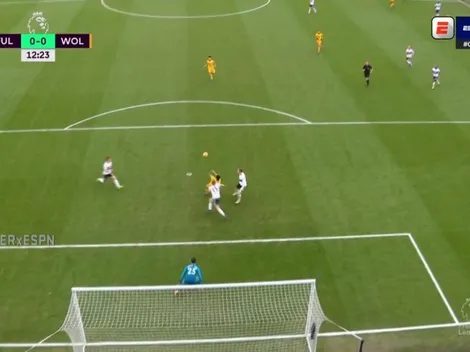 Bendito Raúl Jiménez: casi marca un golazo de chilena con Wolves