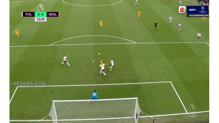 Bendito Raúl Jiménez: casi marca un golazo de chilena con Wolves