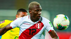 Luis Advíncula jugando para la Selección Peruana.